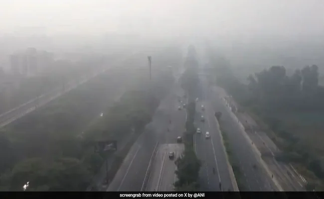 दिल्ली एयरपोर्ट पर भारी धुंध के कारण 300 से अधिक उड़ानों में देरी: रिपोर्ट