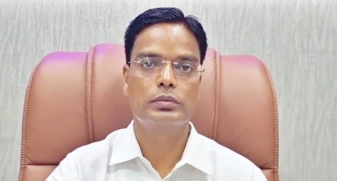 दरभंगा में नौकरी पाने के लिए बेटे ने पिता को दिखाया मृत, जीवित पिता ने पहुंचकर किया खुलासा