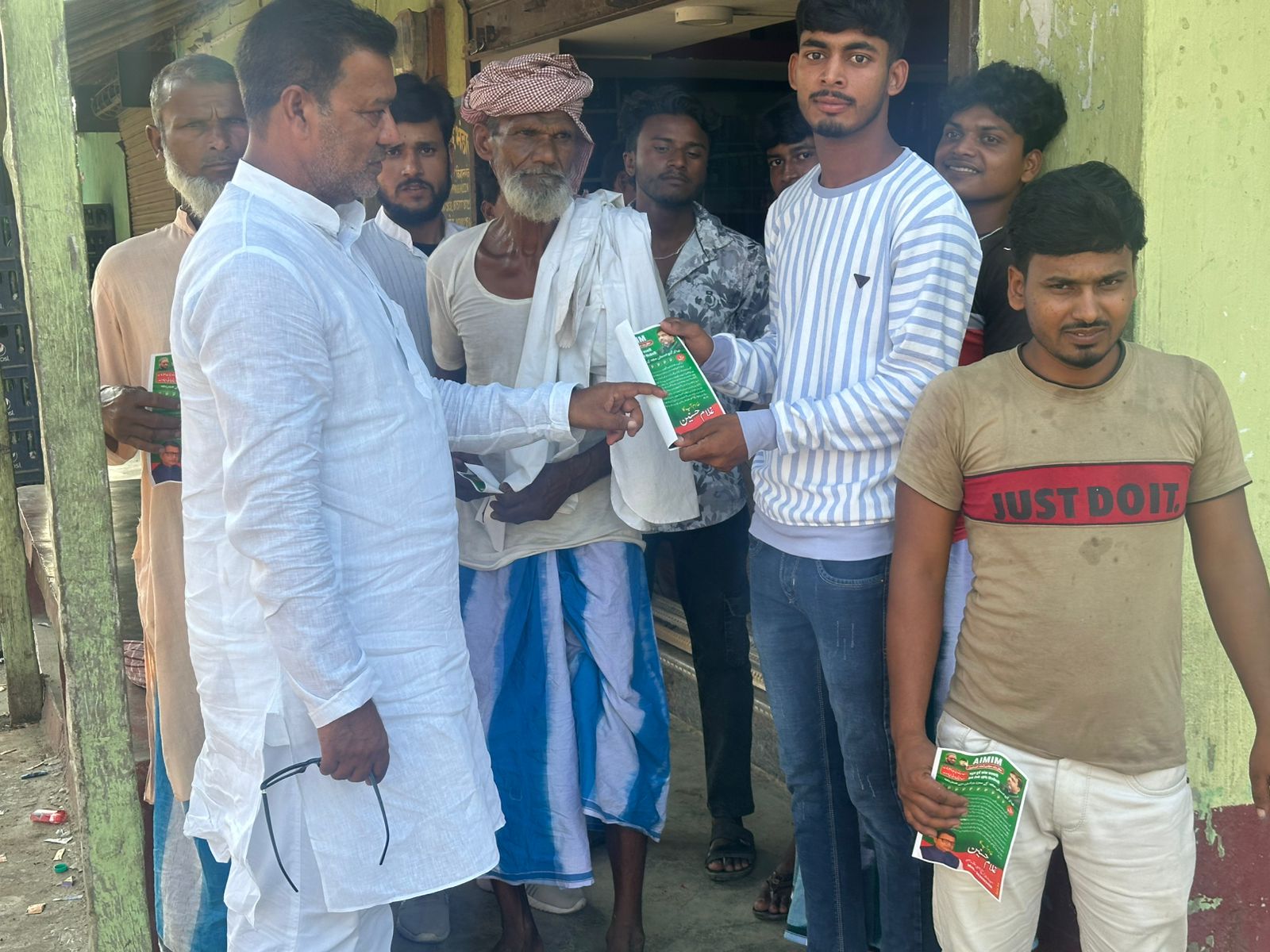 AIMIM प्रत्याशी गुलाम हसनैन ने तेज़ किया जनसंपर्क अभियान, युवाओं से की सीधी बातचीत