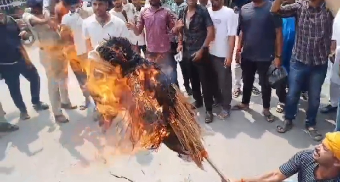 पटना में आरजेडी नेताओं के पुतले का दहन – भूमिहार ब्राह्मण एकता मंच के आशुतोष कुमार ने आंदोलन तेज करने का किया ऐलान