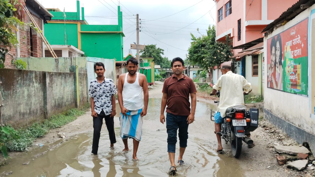 पाठामारी बाजार से एनएच 327ई तक जर्जर सड़क पर ग्रामीणों में आक्रोश, प्रशासन से मरम्मत की मांग तेज