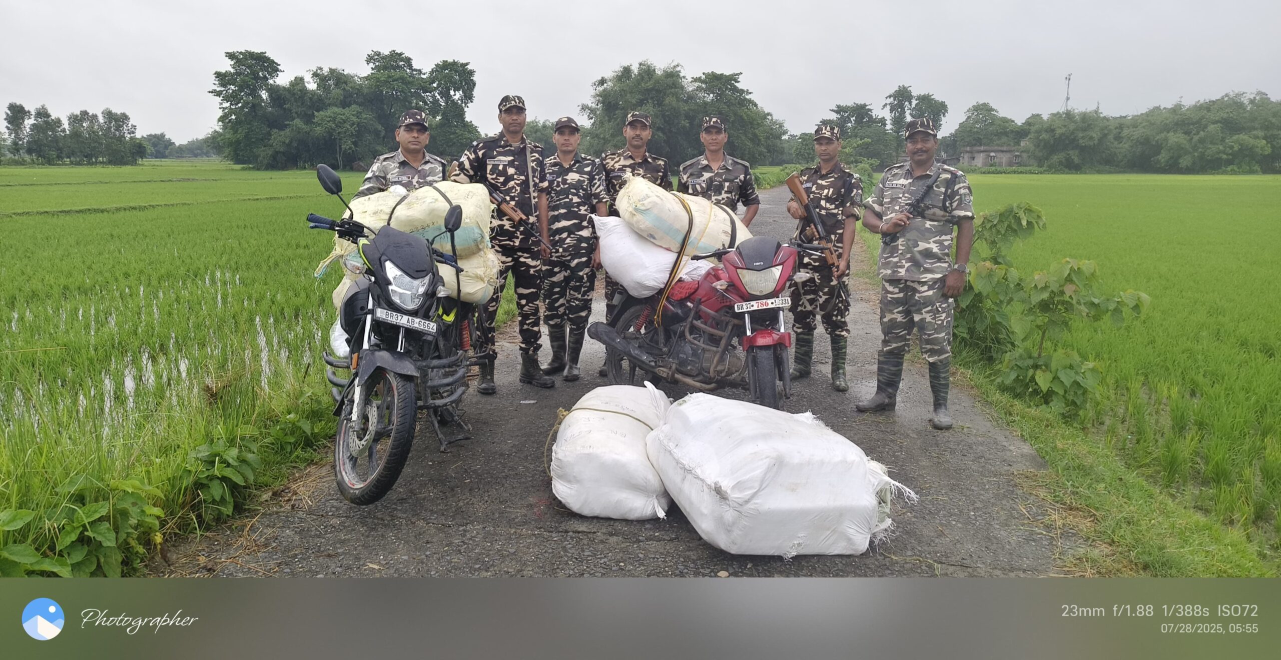 भारत-नेपाल सीमा पर तस्करी विफल, दो मोटरसाइकिल और कपड़े से लदा अवैध माल जब्त