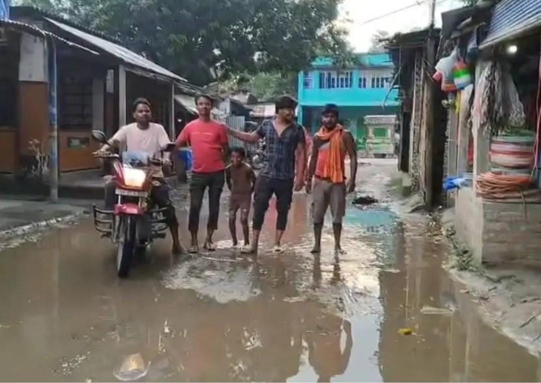 टेढ़ागाछ के झाला चौक मार्ग पर जलजमाव से ग्रामीणों में आक्रोश, जनप्रतिनिधियों पर उठे सवाल