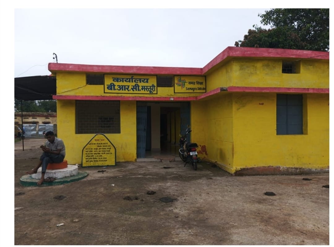 निलंबित कर्मचारी भी दौड़ में: मस्तूरी बीआरसी बनने की होड़ में साटगांठ और सियासी पकड़ हावी