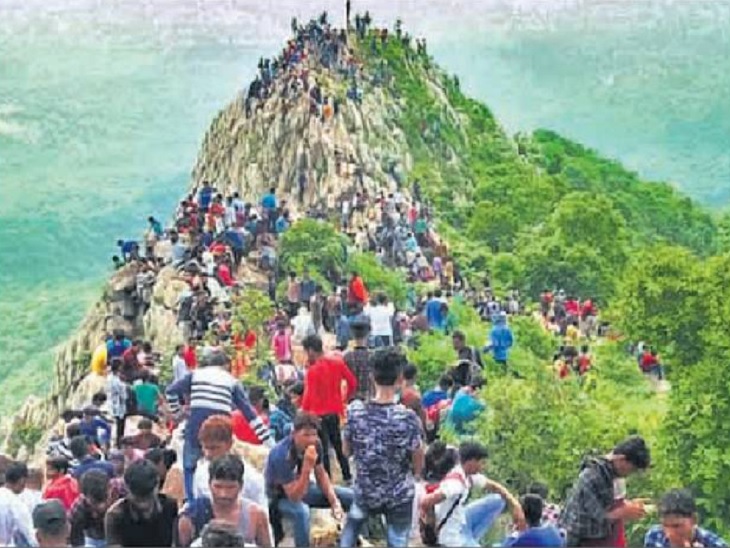 नागपंचमी पर दल्हा पहाड़ की चोटी तक पहुंचने उमड़े श्रद्धालु, मुनि आश्रम और सूर्यकुंड बने आस्था का केंद्र