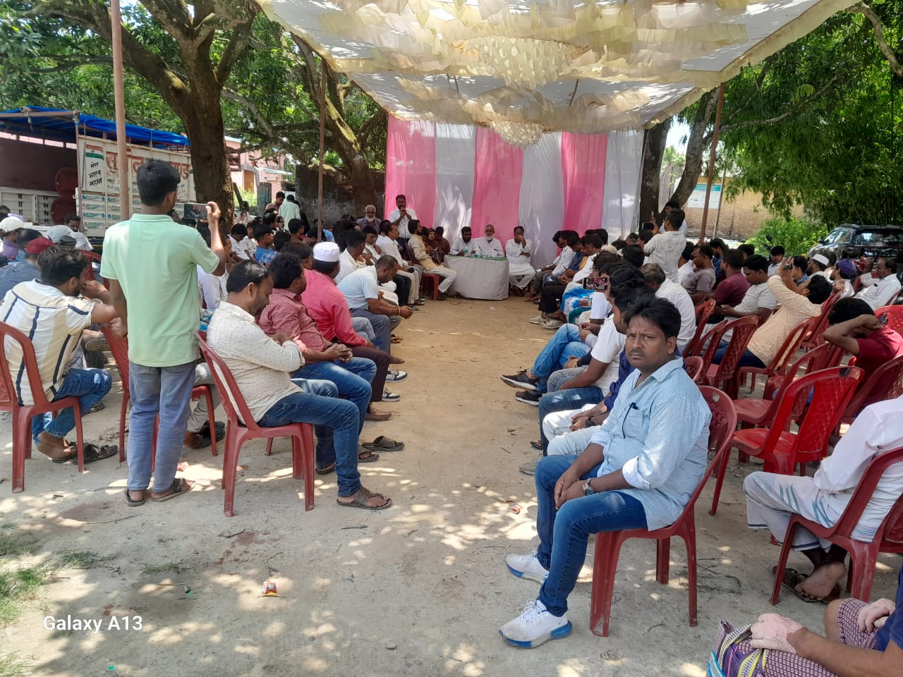टेढ़ागाछ से बहादुरगंज जर्जर सड़क की मरम्मत को लेकर जन आक्रोश रैली की तैयारी, आज हुई अहम बैठक