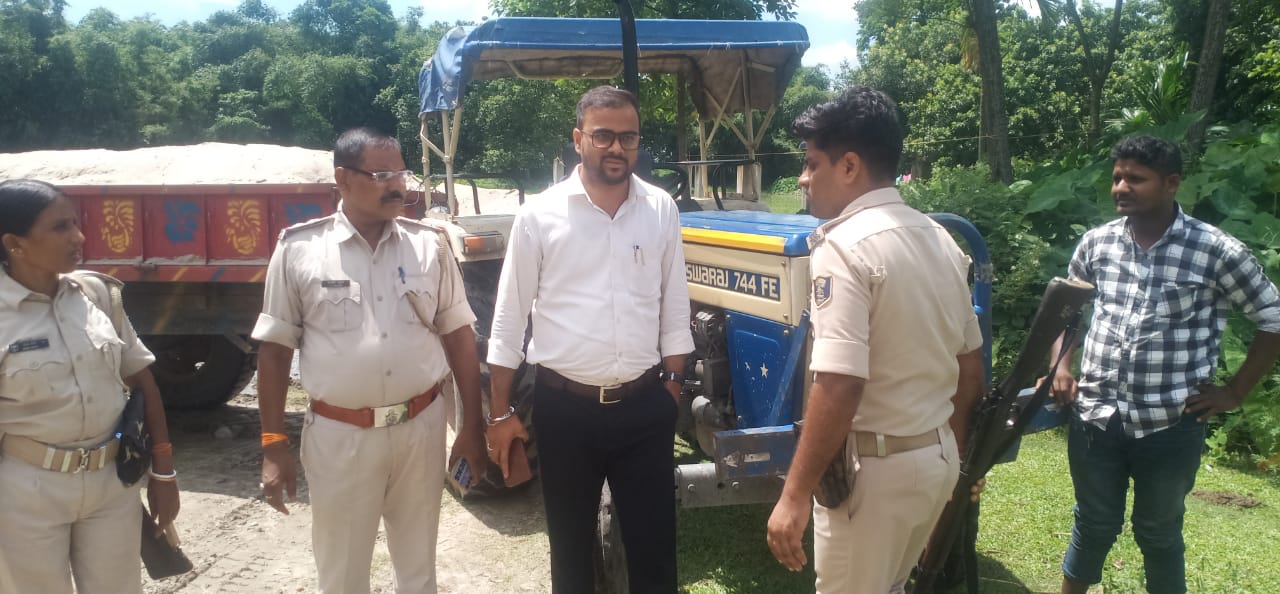 गौरीहाट में अवैध बालू लदे ट्रैक्टर जब्त, सीओ ने खनन विभाग को लिखा पत्र