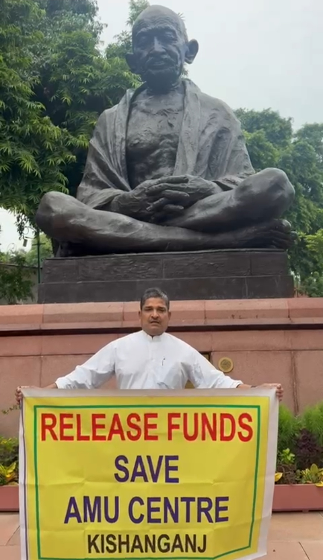 किशनगंज सांसद डॉ. जावेद ने संसद परिसर में उठाई AMU शाखा निर्माण की मांग