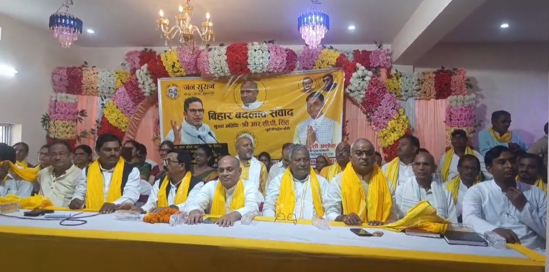 मोहनपुर में जन सुराज पार्टी का ‘बिहार बदलाव संवाद कार्यक्रम’, RCP सिंह बोले– “शराबबंदी कानून एक घंटे में खत्म करेंगे”