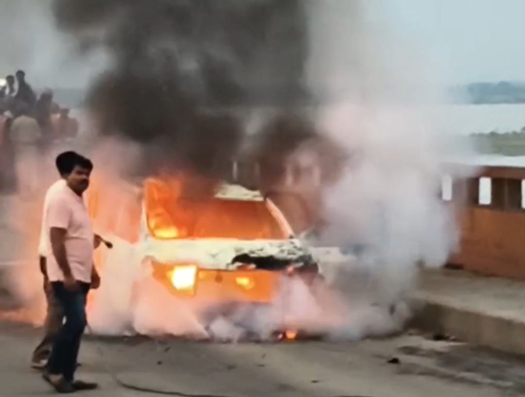भागलपुर में NH-131B पर गाड़ी में आग, गर्म होने से लगी भीषण आग