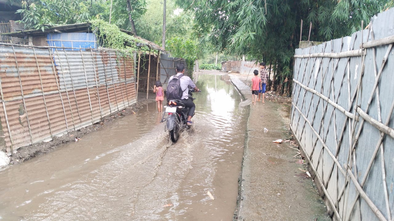 चुरली पंचायत में जलजमाव से ग्रामीण परेशान, रोड नीचे और नाला ऊपर होने से नहीं हो रही निकासी