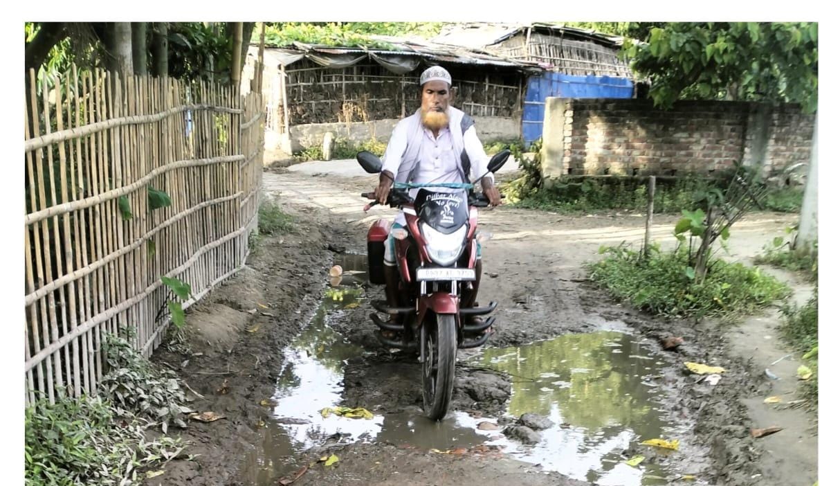 टेढ़ागाछ प्रखंड के धवेली पंचायत में पीसीसी सड़क जर्जर, ग्रामीणों को हो रही भारी परेशानी