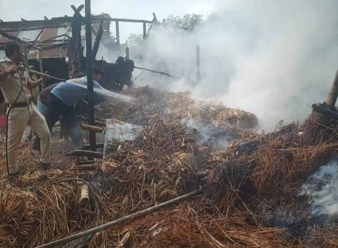 टेढ़ागाछ में भीषण आग से कई घर राख, ग्रामीणों ने खुद बुझाई आग
