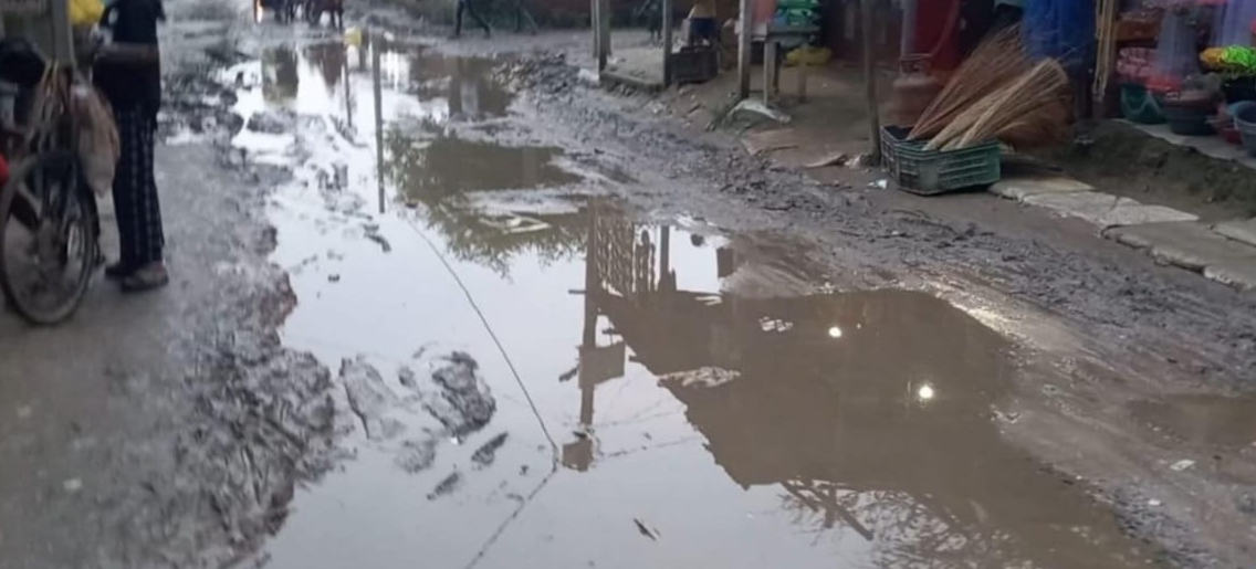 राखी पर फुलवरिया बाज़ार में जलजमाव और गंदगी से त्यौहार का रंग फीका