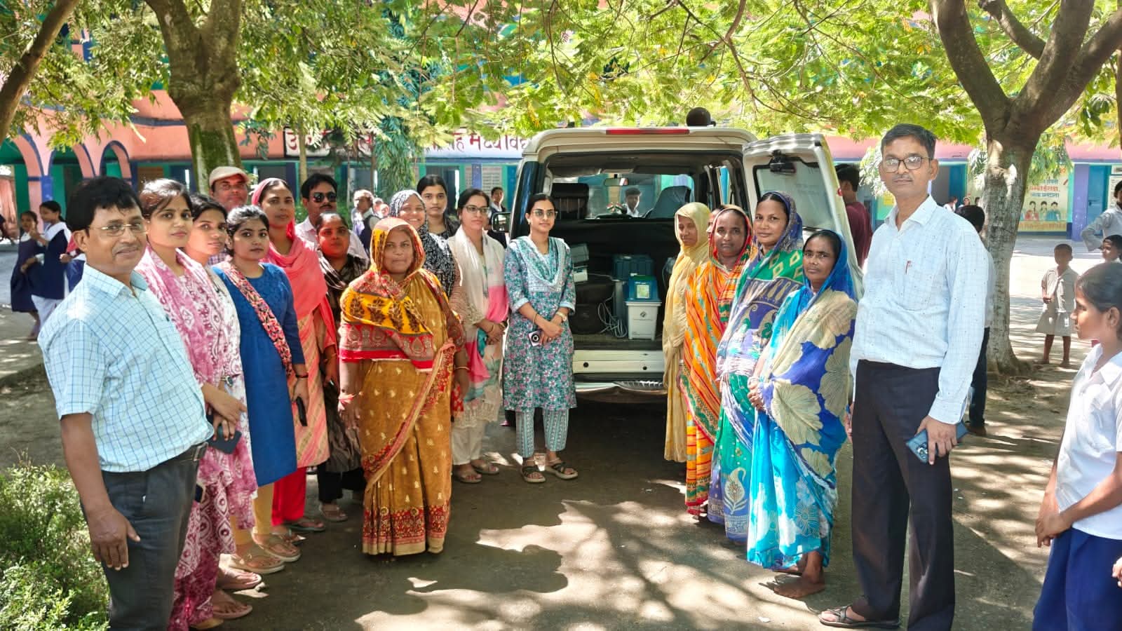 ठाकुरगंज प्रखंड के विभिन्न मतदान केंद्रों पर स्वीप कार्यक्रम के तहत EVM डेमोंस्ट्रेशन