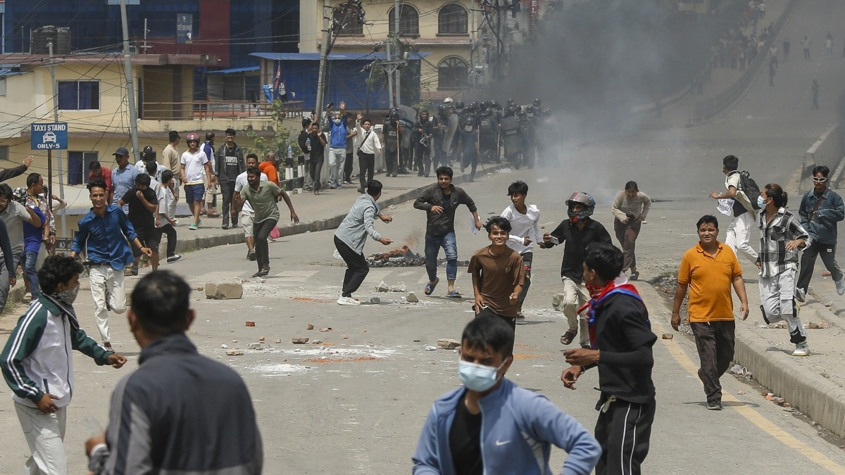 नेपाल के बाद फ्रांस में सरकार के खिलाफ प्रदर्शनः बजट कटौती के विरोध में 1 लाख लोग सड़क पर; 80 हजार पुलिसकर्मी तैनात, 200 उपद्रवी गिरफ्तार