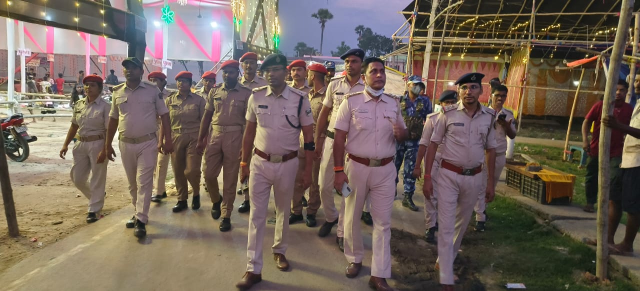 दुर्गा पूजा को लेकर जगदीशपुर में थाना प्रभारी ने किया फ्लैग मार्च