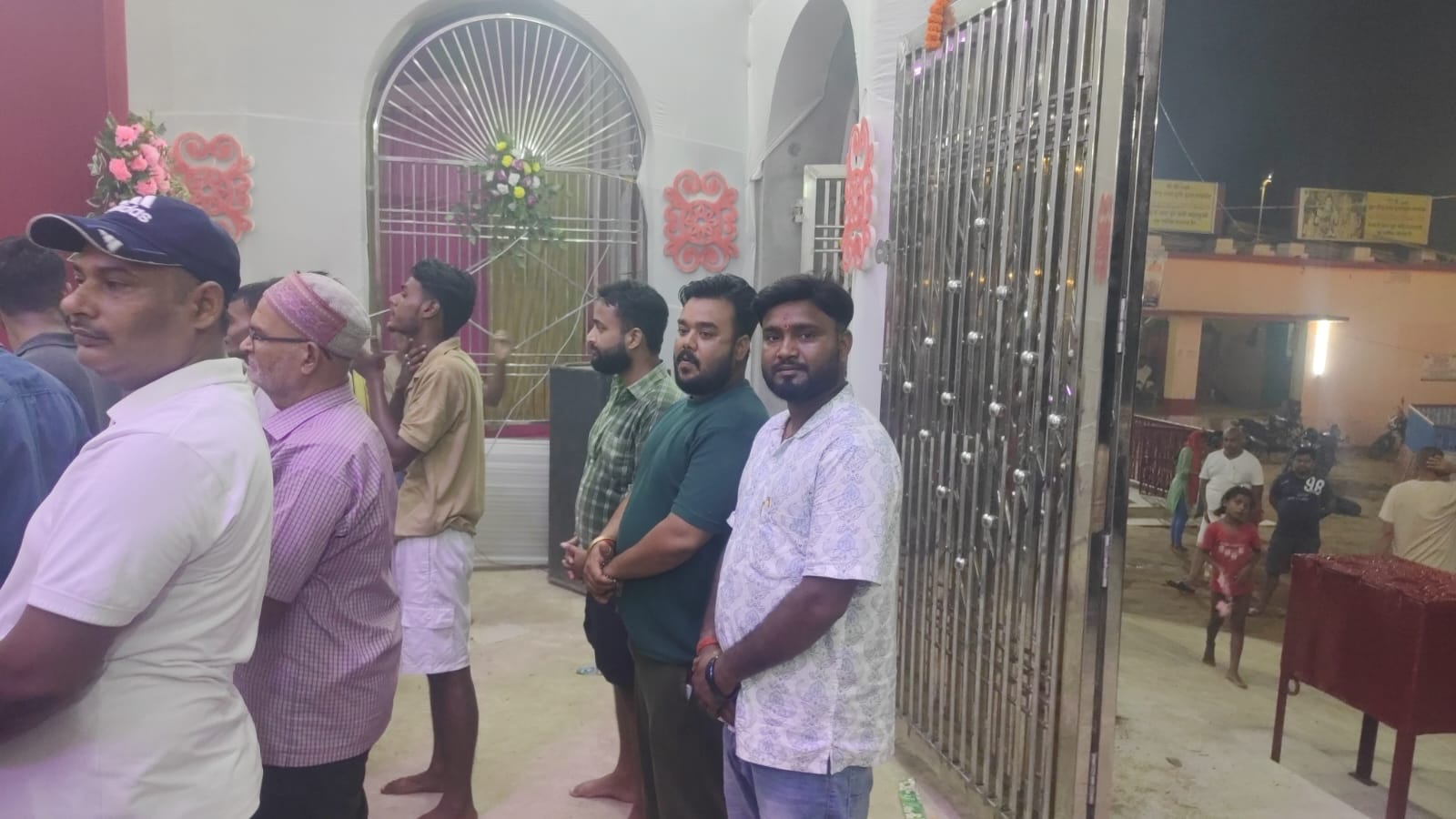 श्री श्री 108 बूढ़ा गोनू बाबा दुर्गा पूजा समिति प्रांगण से किसान प्रकोष्ठ प्रदेश महासचिव सिप्पू मंडल ने समाजसेवा का दिया संदेश