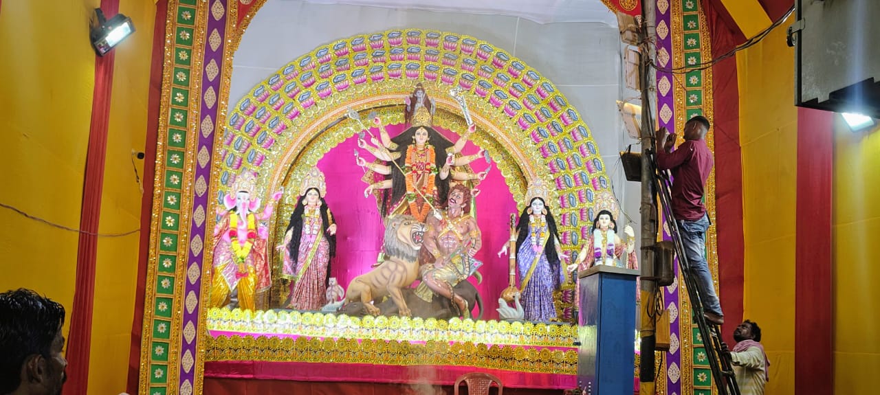 श्री 108 दुर्गा पूजा समिति की स्थापना वर्ष 1947 में गोरहट्टा चौक, बबरगंज थाना क्षेत्र, भागलपुर में की गई थी।