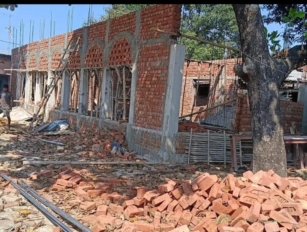 टेढ़ागाछ: मध्य विद्यालय फुलबड़िया भवन निर्माण में अनियमितता, ग्रामीणों का हंगामा