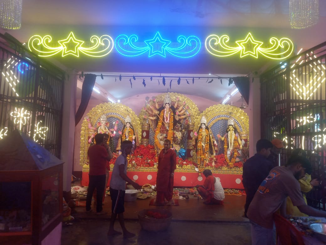 दुर्गा पूजा समिति द्वारा महाभोग प्रसाद का भव्य आयोजन