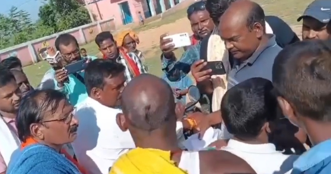 कहलगांव में युवक के सवाल पर भड़के भाजपा विधायक पवन यादव, धक्का-मुक्की और अपशब्द का वीडियो वायरल