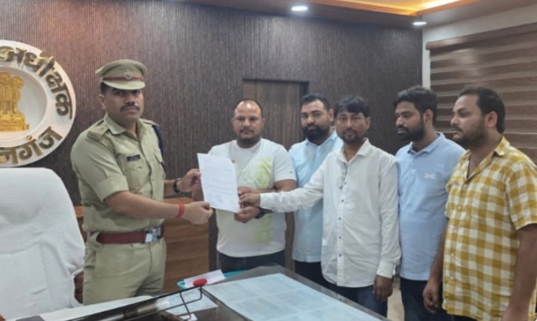 ठाकुरगंज में पत्रकारों पर हमले को लेकर सामाजिक कार्यकर्ताओं ने SP को सौंपा आवेदन