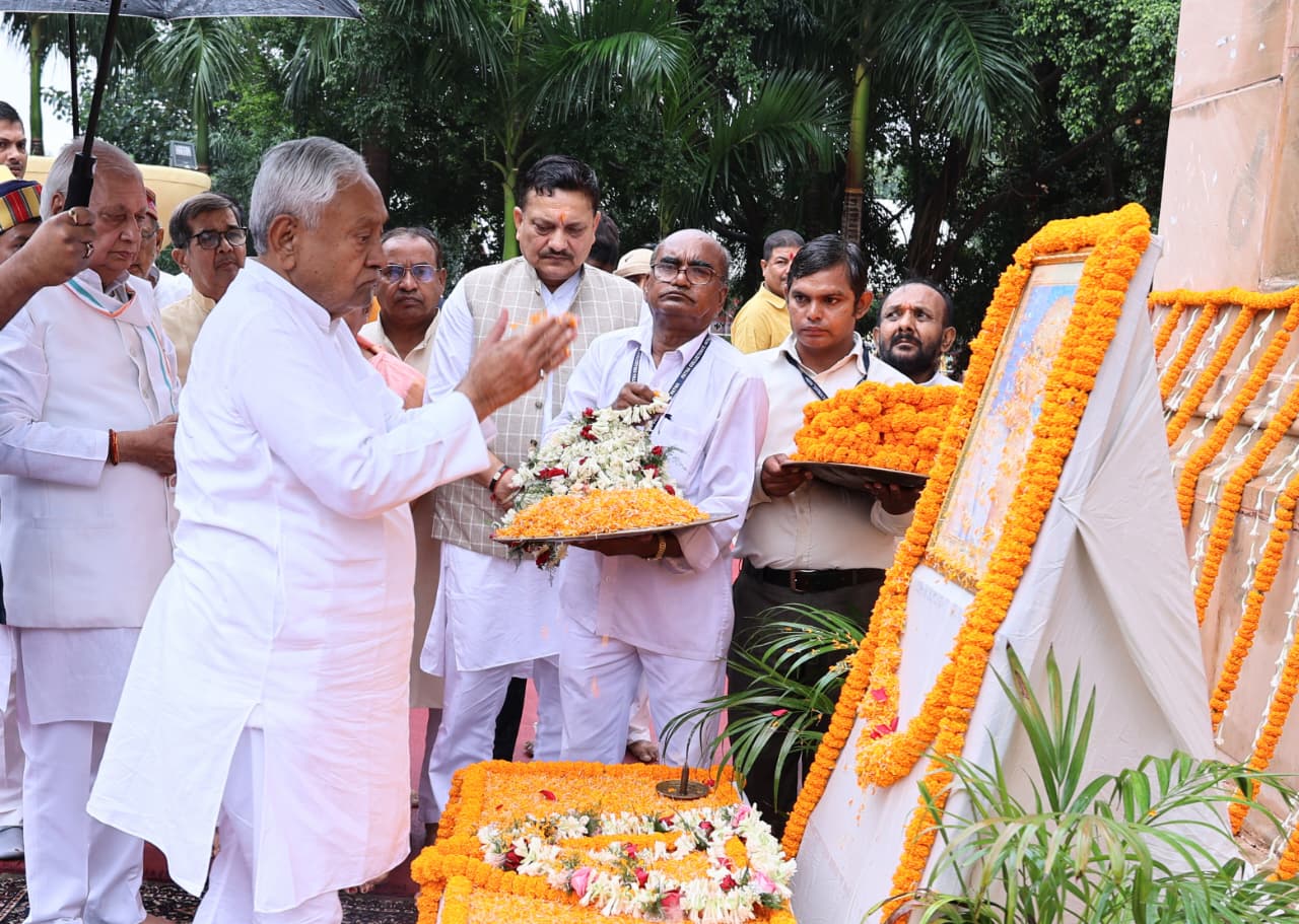 मुख्यमंत्री ने गांधी जयंती पर किया माल्यार्पण, कहा- गांधी के आदर्श आज भी हैं प्रासंगिक