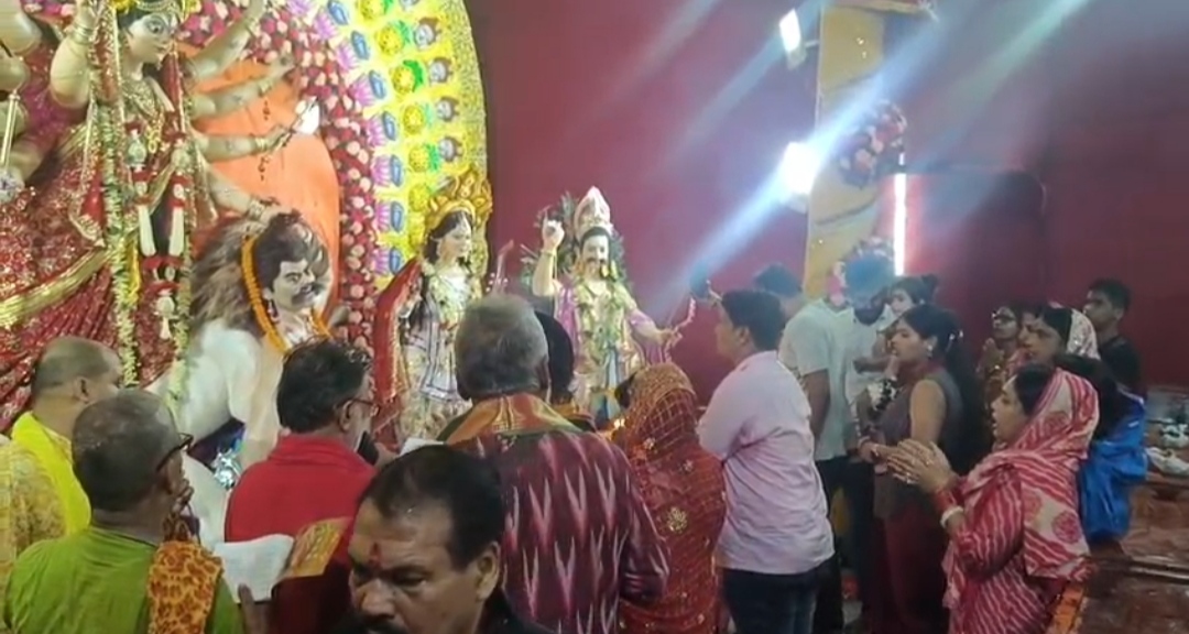 जिछो प्राचीन दुर्गा मंदिर में महानवमी पर महाप्रसाद का वितरण, कल होगा रावण दहन