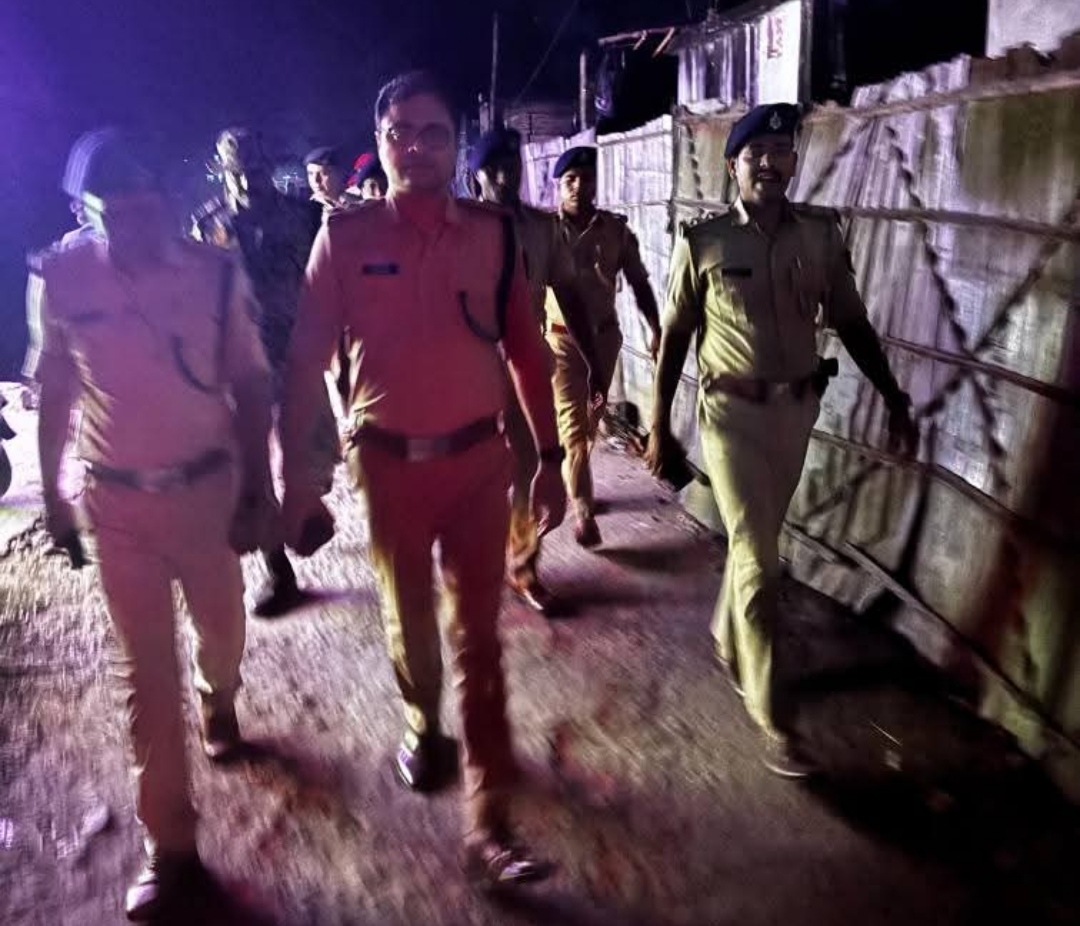 किशनगंज में पुलिस ने किया फ्लैग मार्च, विधानसभा चुनाव को शांतिपूर्ण संपन्न कराने की तैयारी तेज