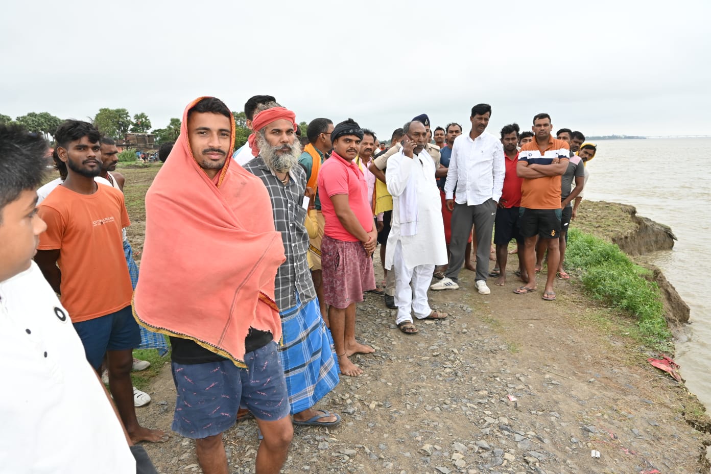 निर्दलीय प्रत्याशी जय प्रकाश मंडल ने किया फर्का में गंगा के पानी से होने वाली कटाव का दौरा 