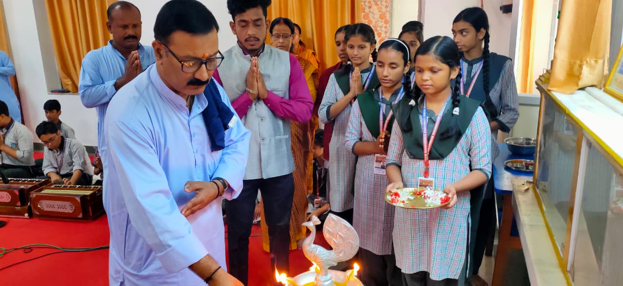 आनन्दराम ढांढनियाँ सरस्वती विद्या मंदिर, भागलपुर के पूर्ववर्ती छात्र प्रतीक राज़ को बिहार सरकार ने “खेलकूद का सर्टिफिकेट लाऔ और नौकरी पाऔ” योजना के तहत सरकारी नौकरी दिया।