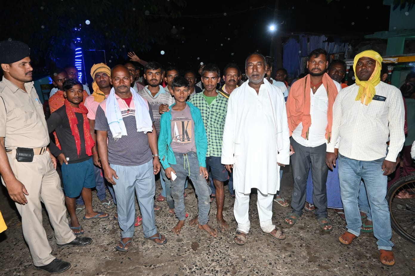 ग्रामीणों से मिले नाथनगर विधानसभा निर्दलीय प्रत्याशी जय प्रकाश मंडल