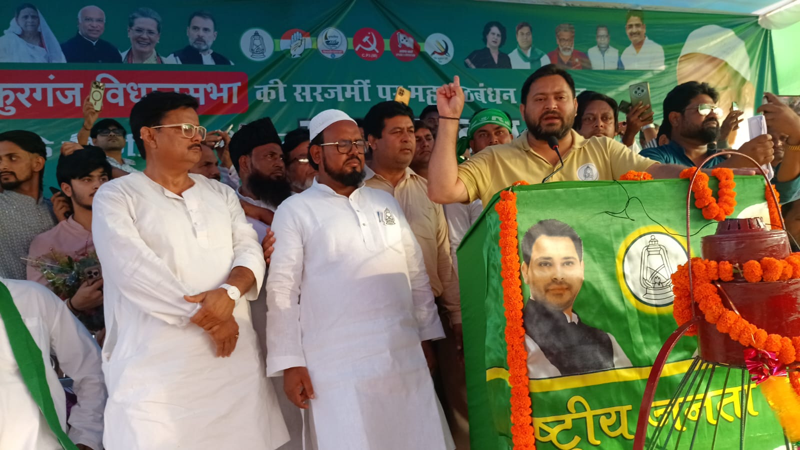 ठाकुरगंज में तेजस्वी यादव की जनसभा, बोले – “प्रधानमंत्री मोदी झूठ के होलसेलर और रिटेलर दोनों हैं”