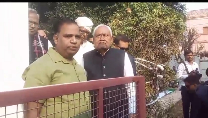 दिवंगत आत्मा को भावपूर्ण श्रद्धांजलि देने पहुंचे बिहार के मुखिया