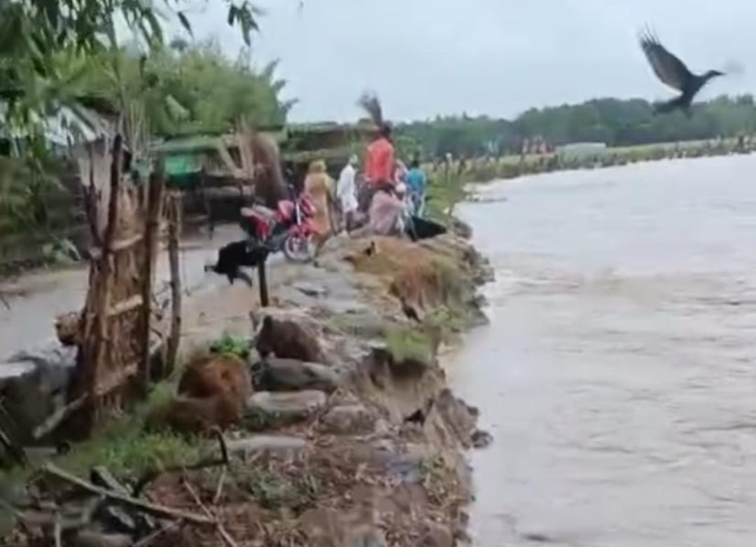 कनकई नदी के कटाव से प्रधानमंत्री सड़क और गांव पर संकट, मटियारी पंचायत के ग्रामीणों में बढ़ी चिंता