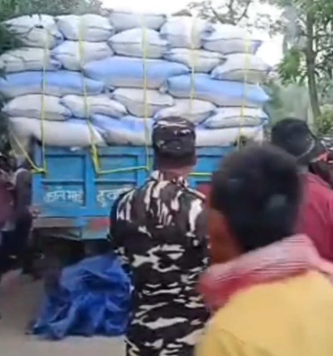 भारत-नेपाल सीमा पर अवैध आवागमन का पर्दाफाश, ग्रामीणों ने नेपाल से आया ट्रैक्टर पकड़ा  कार्रवाई की मांग तेज