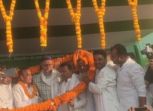 हेलीकॉप्टर से पहुंचे असदुद्दीन ओवैसी, ठाकुरगंज में गुलाम हसनैन के समर्थन में मांगा वोट