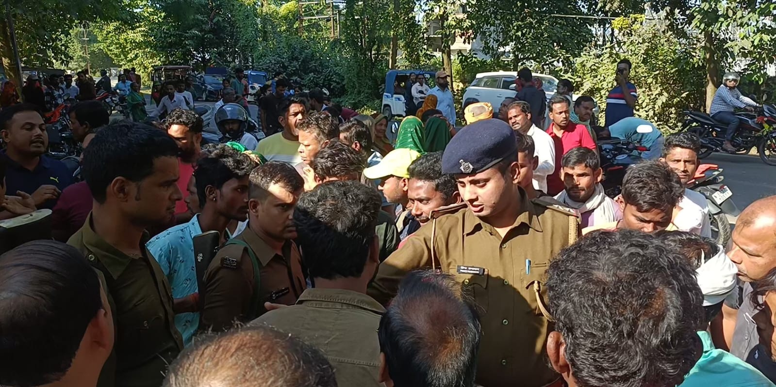 किशनगंज में चिटफंड कंपनी ने महिलाओं से करोड़ों की ठगी कर फरारी—हलीम चौक में जमकर हंगामा