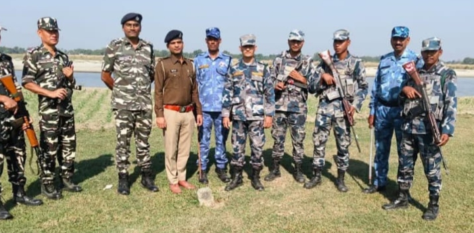 इंडो-नेपाल सीमा पर सुरक्षा सुदृढ़ करने हेतु कुर्लीकोट पुलिस की SSB व APF के साथ संयुक्त गश्ती