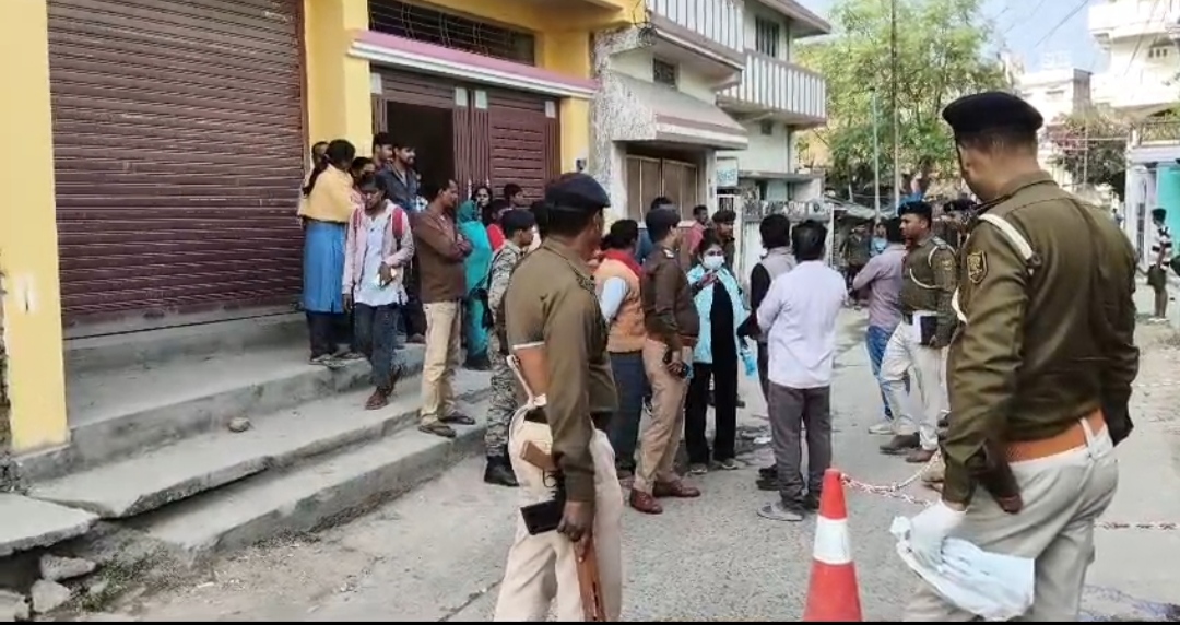 रॉड से पीट-पीटकर युवक की हत्या, पड़ोसी आरोपी परिवार संग फरार