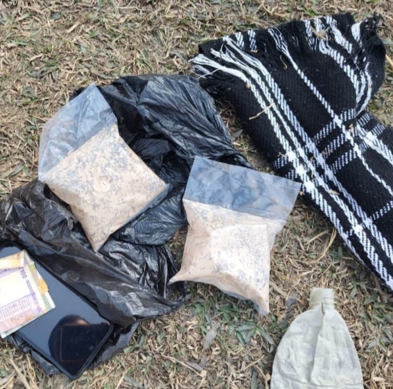 ठाकुरगंज में नशा तस्करों के खिलाफ बड़ी कार्रवाई, 205 ग्राम ब्राउन शुगर और स्मैक बरामद