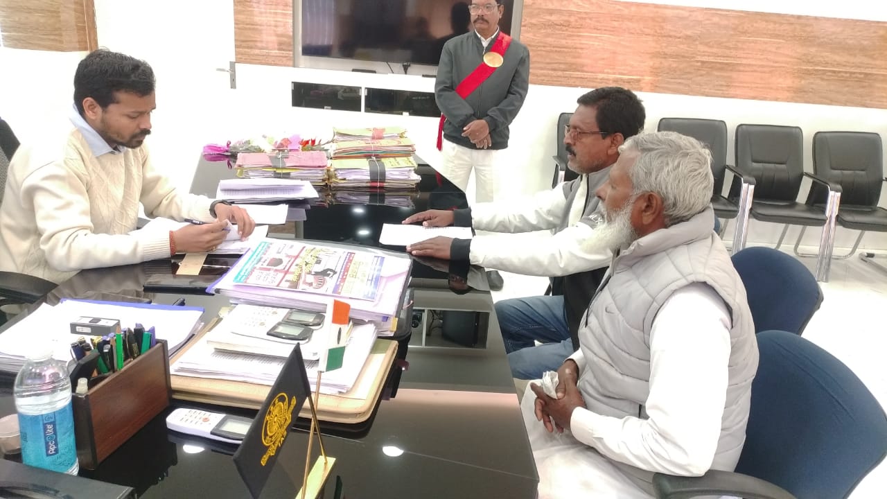 जिलाधिकारी द्वारा प्रत्येक शुक्रवार को आमजन की समस्याओं/शिकायतों की सुनवाई