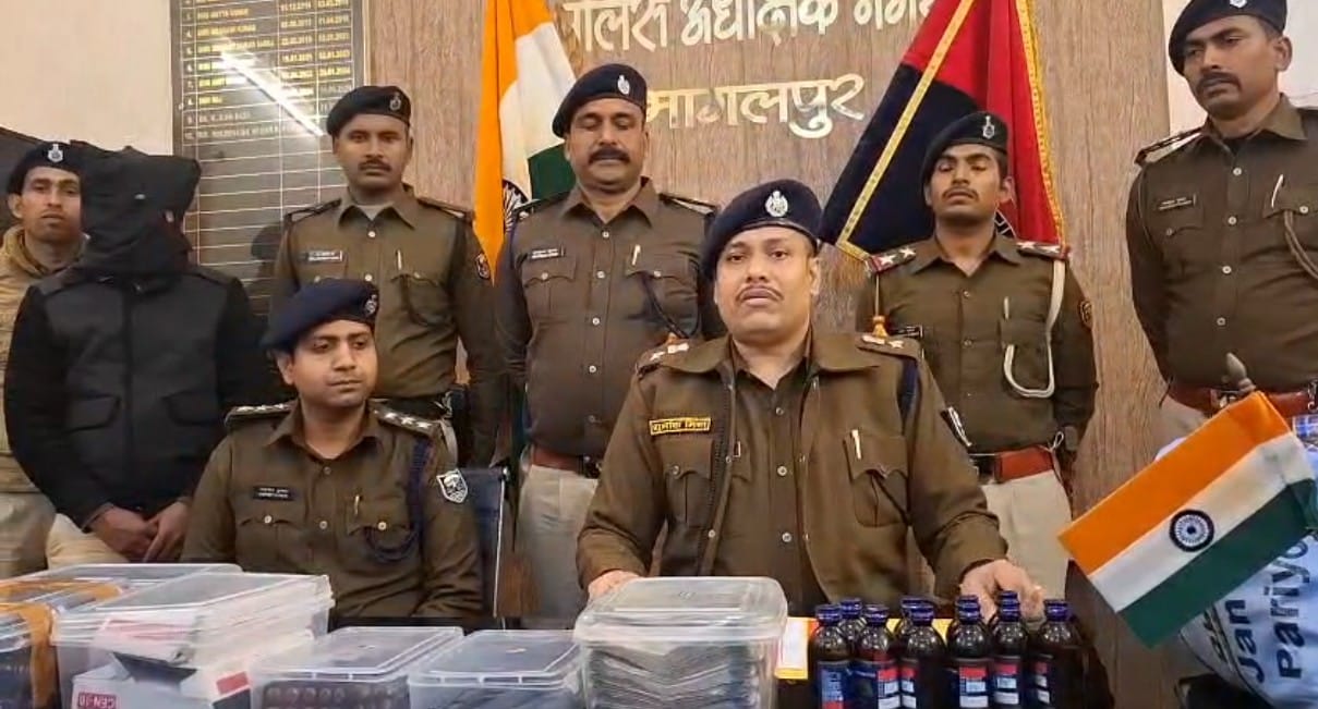 बम कट्टा और कारतूस के साथ दो बदमाश गिरफ्तार