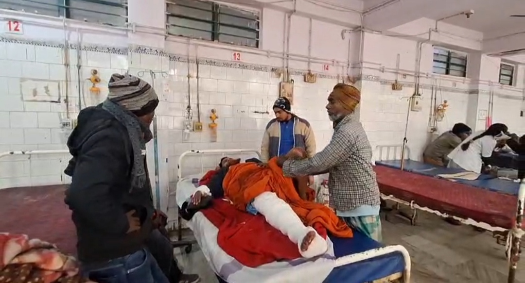ईंट लदे ट्रक की टक्कर से मजदूर गंभीर घायल, दाहिना पैर कटा