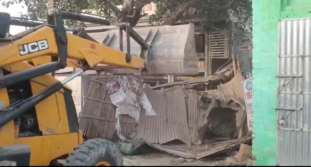 नवगछिया में रेलवे प्रशासन का बुलडोजर एक्शन, 70–80 अवैध दुकानें हटाईं