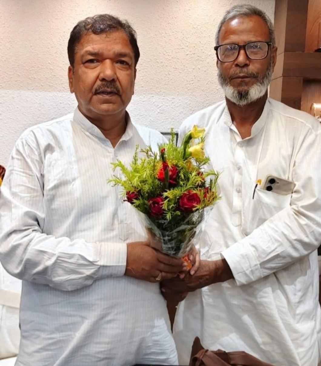 पूर्व प्रमुख इस्माइल आज़ाद ने भूमि सुधार मंत्री दिलीप जायसवाल को गुलदस्ता भेंट कर किया सम्मानित