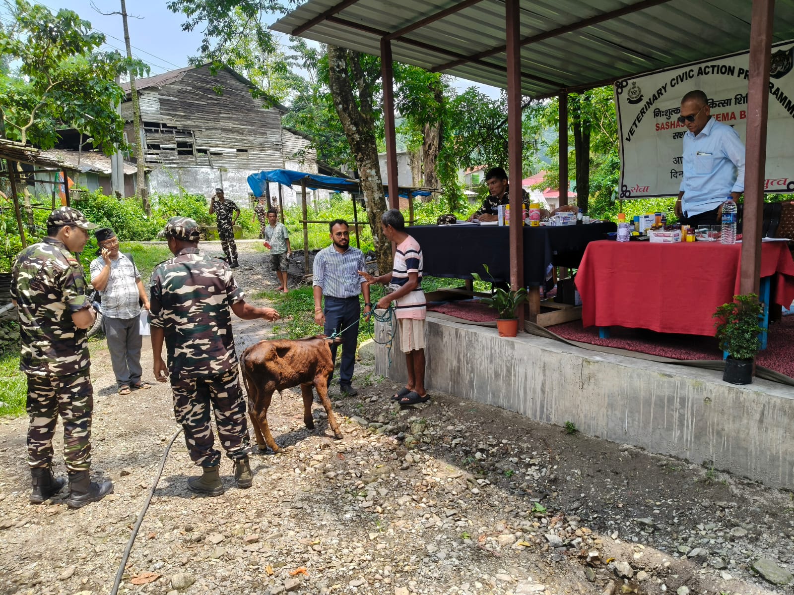 सीमावर्ती क्षेत्र में सशस्त्र सीमा बल, 8वीं बटालियन द्वारा नागरिक कल्याण कार्यक्रम के अंतर्गत मानव चिकित्सा एवं पशु चिकित्सा शिविर तथा स्वच्छता कूड़ादान वितरण कार्यक्रम का आयोजन